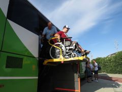 Pasajero de autobús en silla de ruedas