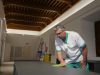 Un limpiador de Verdiblanca en el interior del nuevo Museo del Realismo de la Diputación de Almería